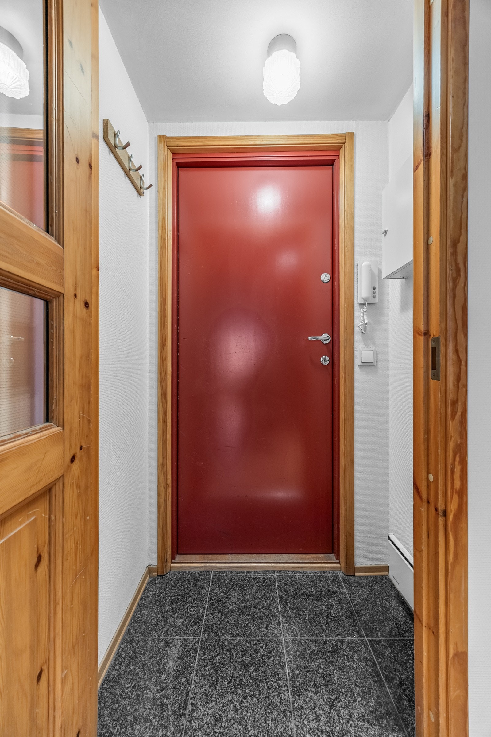 Brann- og lydklassifisert entrédør. Callinganlegg. Det er heis i bygget. Galleribilde
