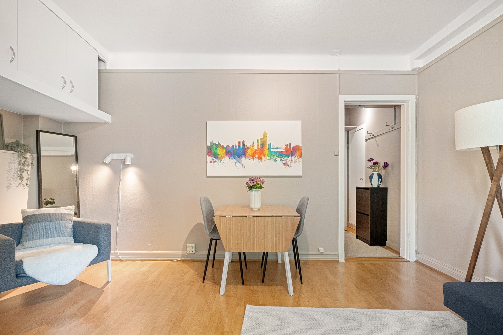 Her får du også plass til hyggelig spisebord, som gjør dette til en svært sosial sone Galleribilde