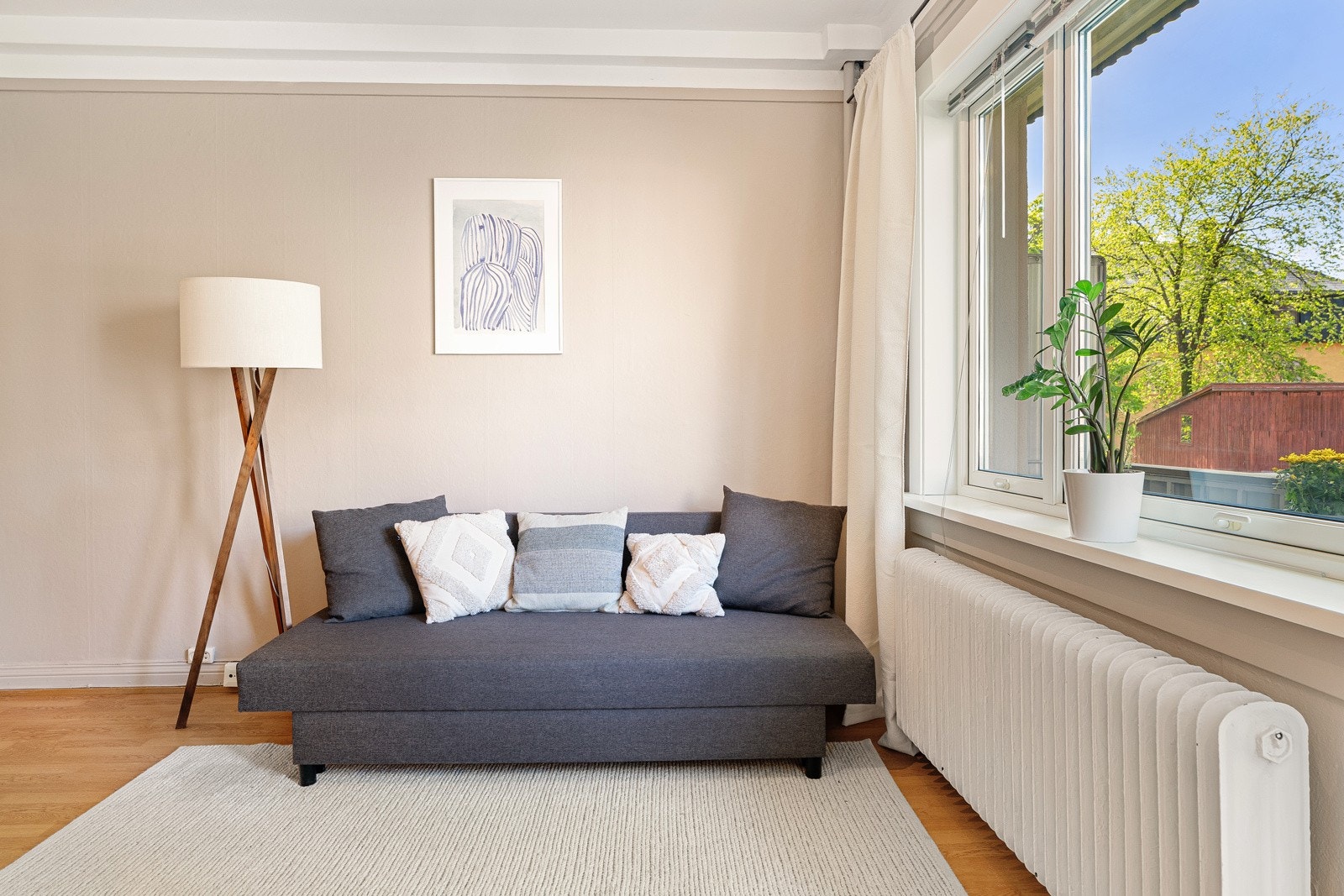 God plass for sofa og tv-møblementet, seng samt spisebord Galleribilde