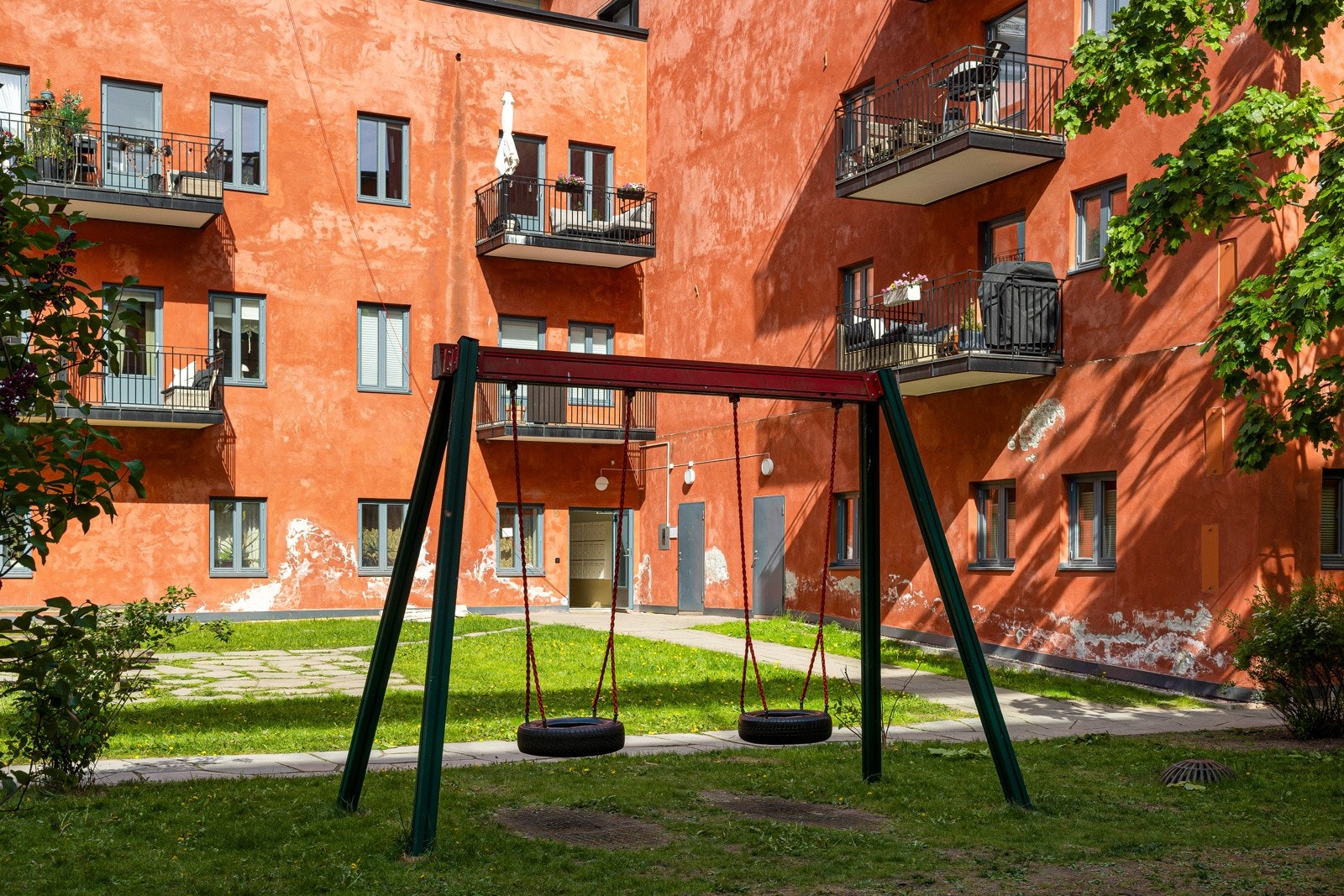 Den skjermede og trivelige bakgården byr på sykkelparkering, sittegrupper og frodig beplantning Galleribilde