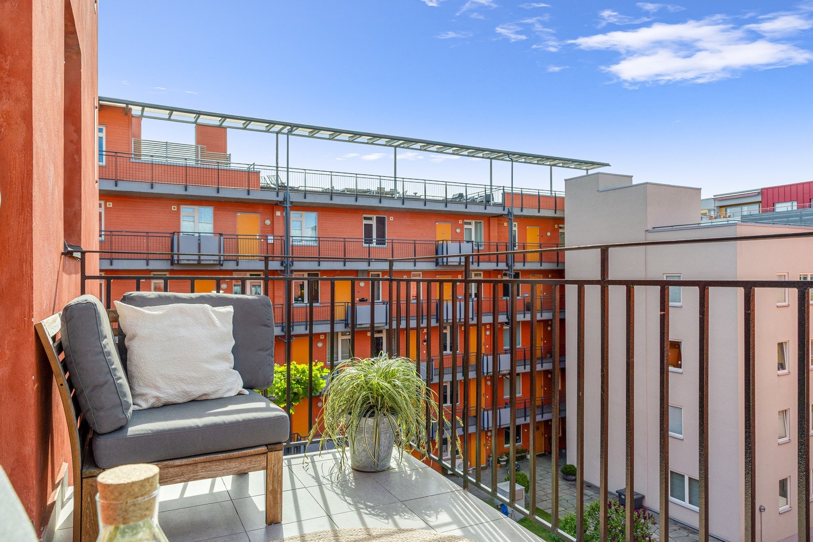 På sommertid kommer solen rundt klokken 14 og er der frem til rundt 21, dette er den perfekte forlengelse av leiligheten Galleribilde