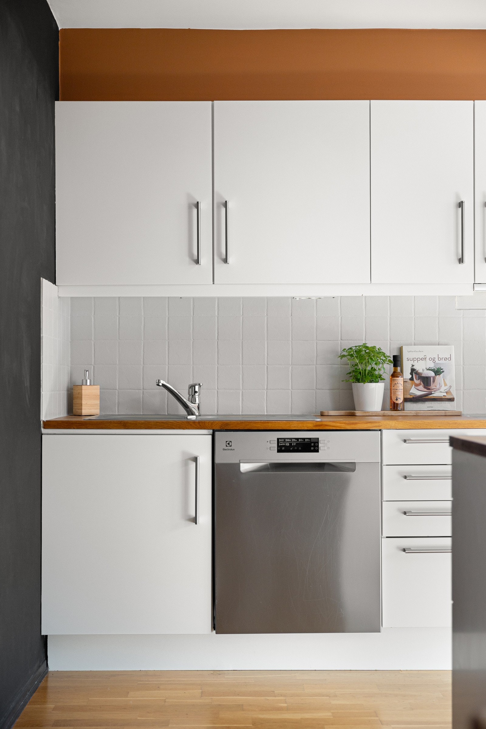 Fliser på vegg mellom kjøkkenbenk og overskap Galleribilde