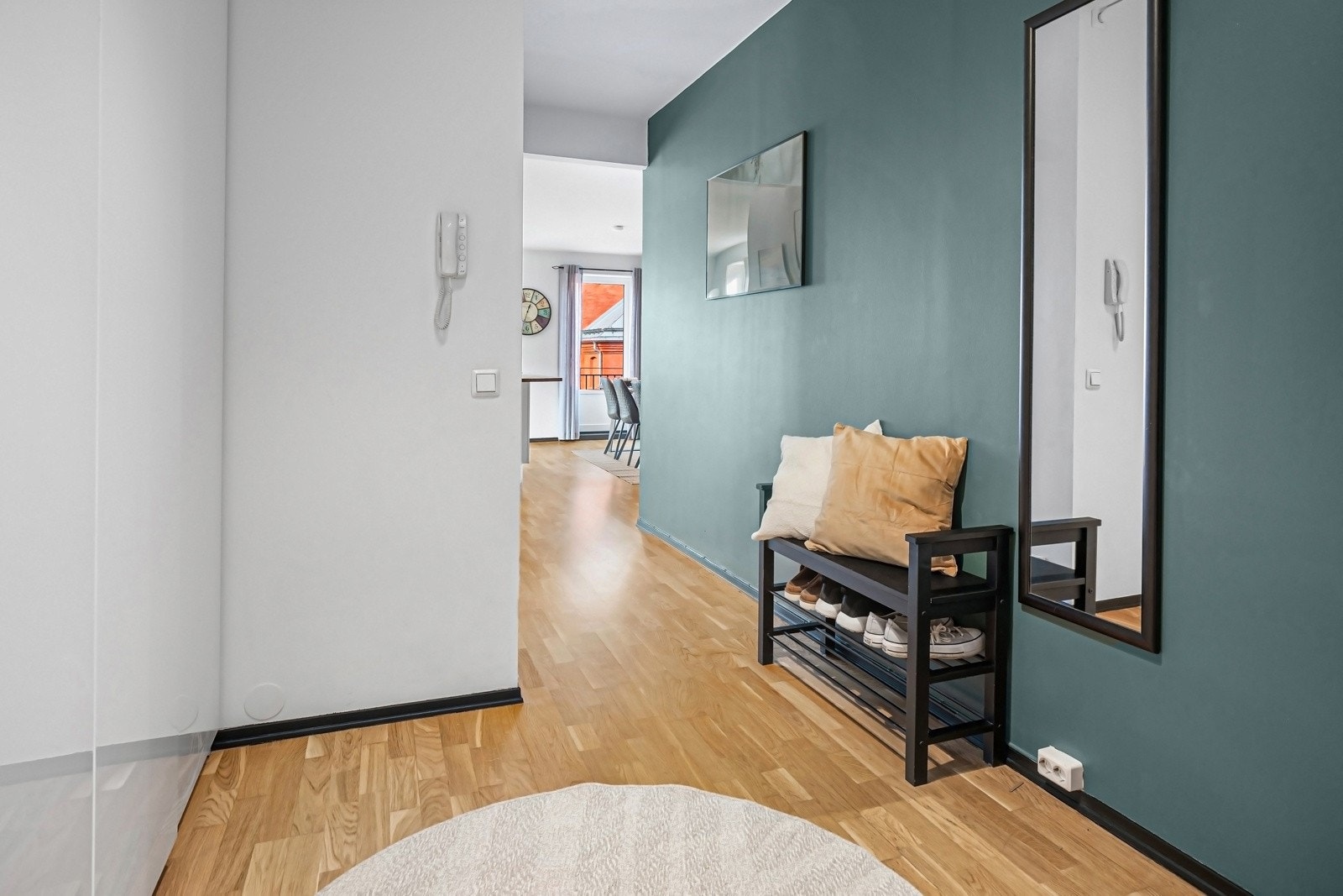 Innbydende entré med garderobeløsninger og godt med oppbevaringsplass Galleribilde