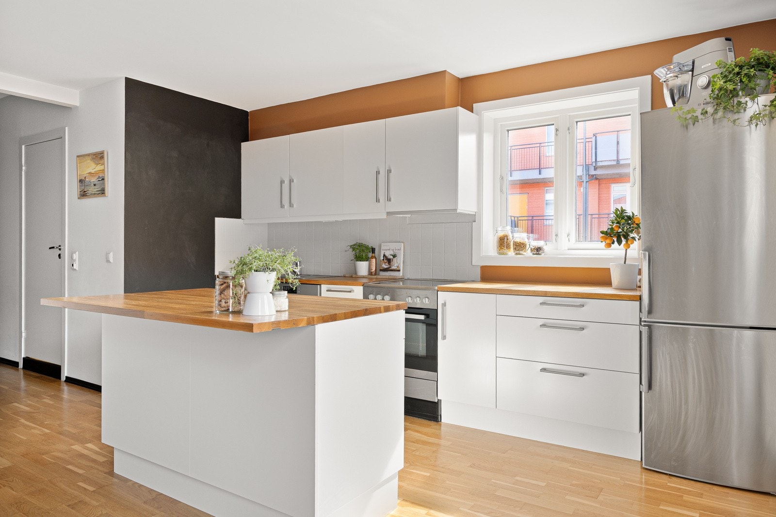 Integrerte hvitevarer, blant annet platetopp fra Gorenje, avtrekksvifte med utlufting, oppvaskmaskin samt frittstående kjøleskap med fryser Galleribilde