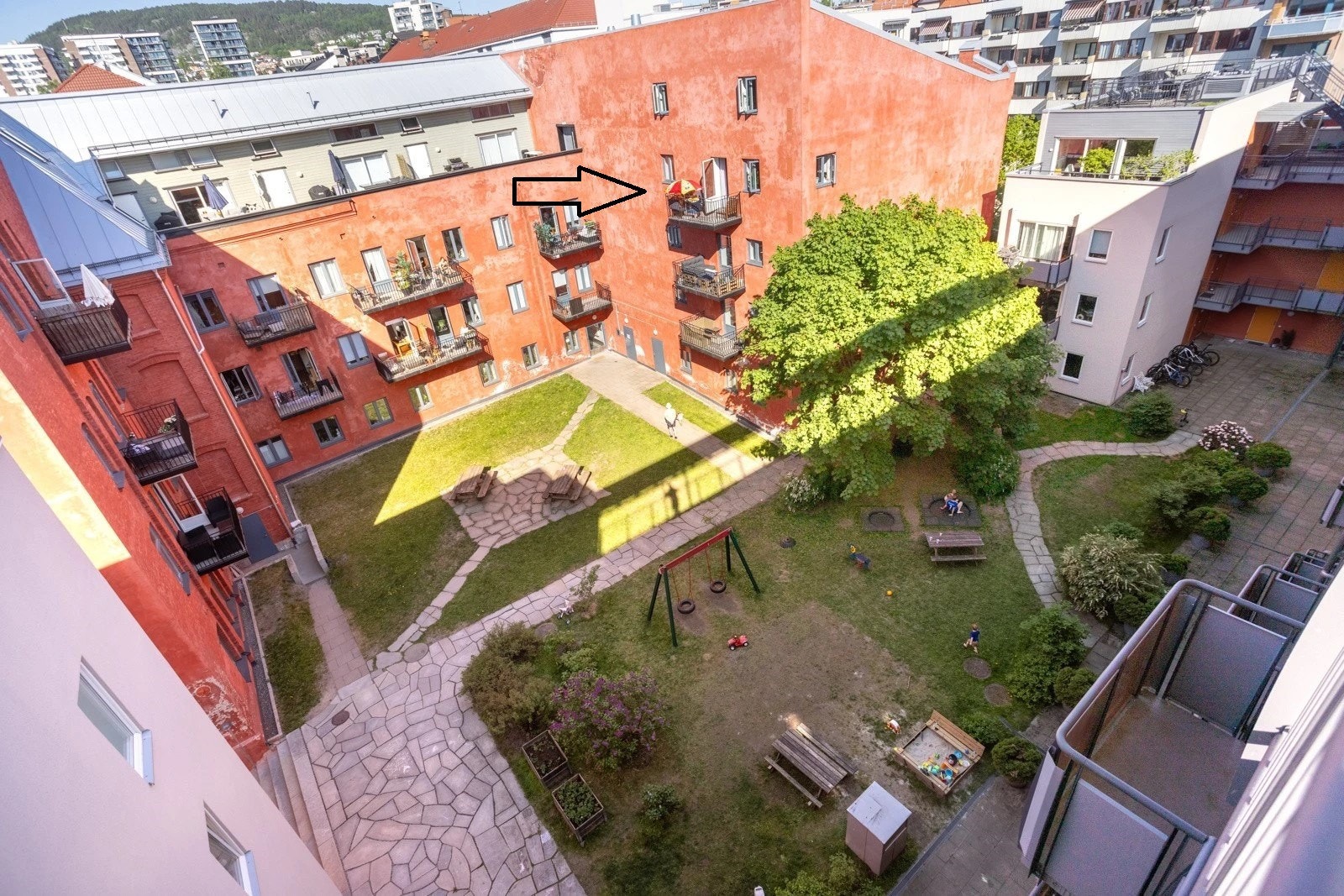 Balkongen ligger høyt og fritt med mye sol Galleribilde