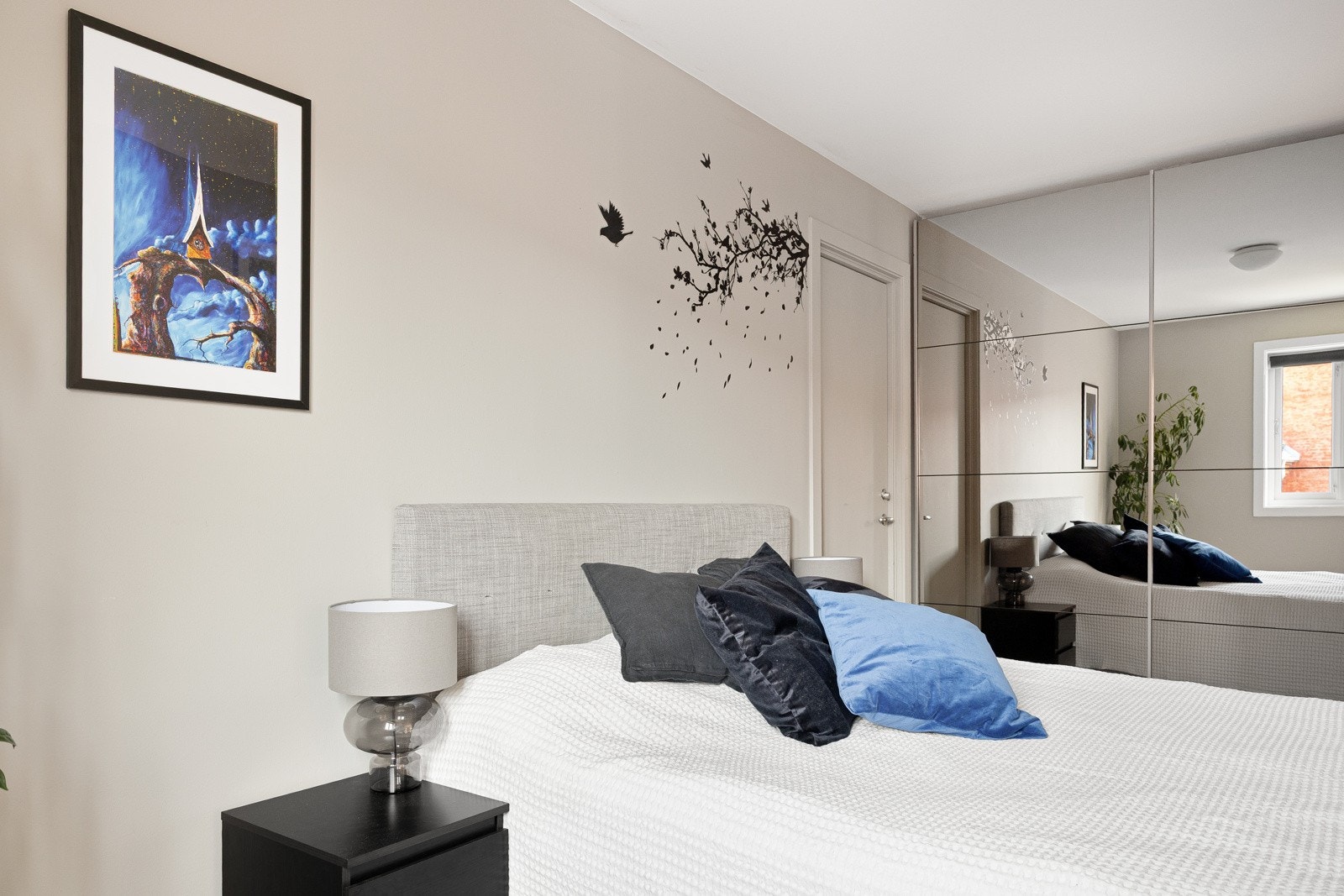 Hovedsoverom av god størrelse, med plass for dobbeltseng og garderobeløsninger Galleribilde