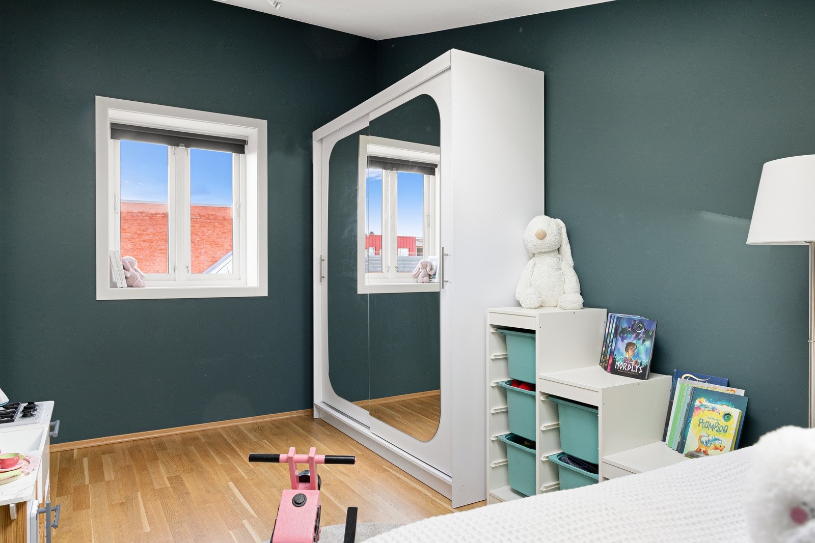 Her er det godt med garderobeplass Galleribilde