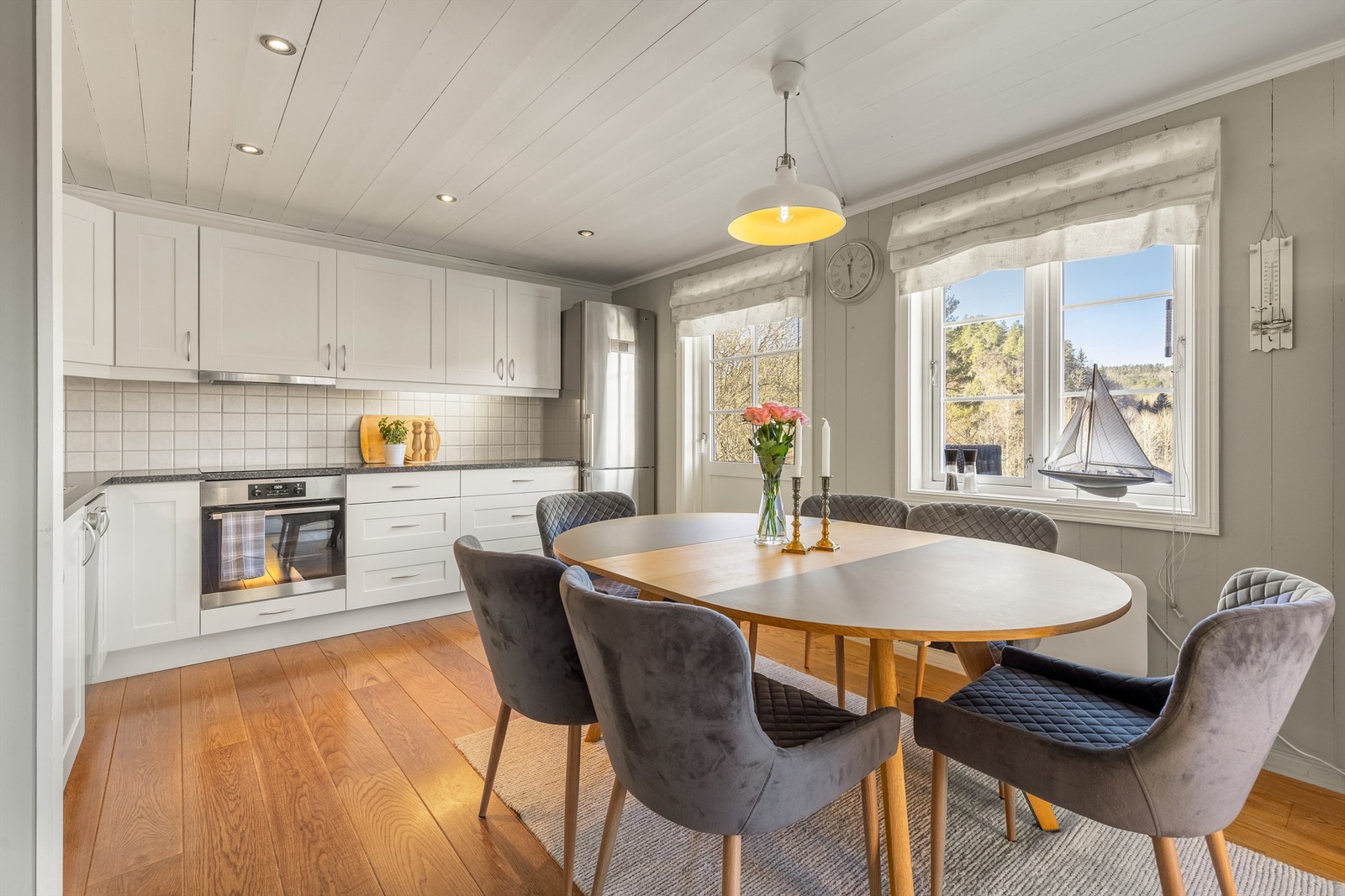 Kjøkken i åpen løsning til stue Galleribilde