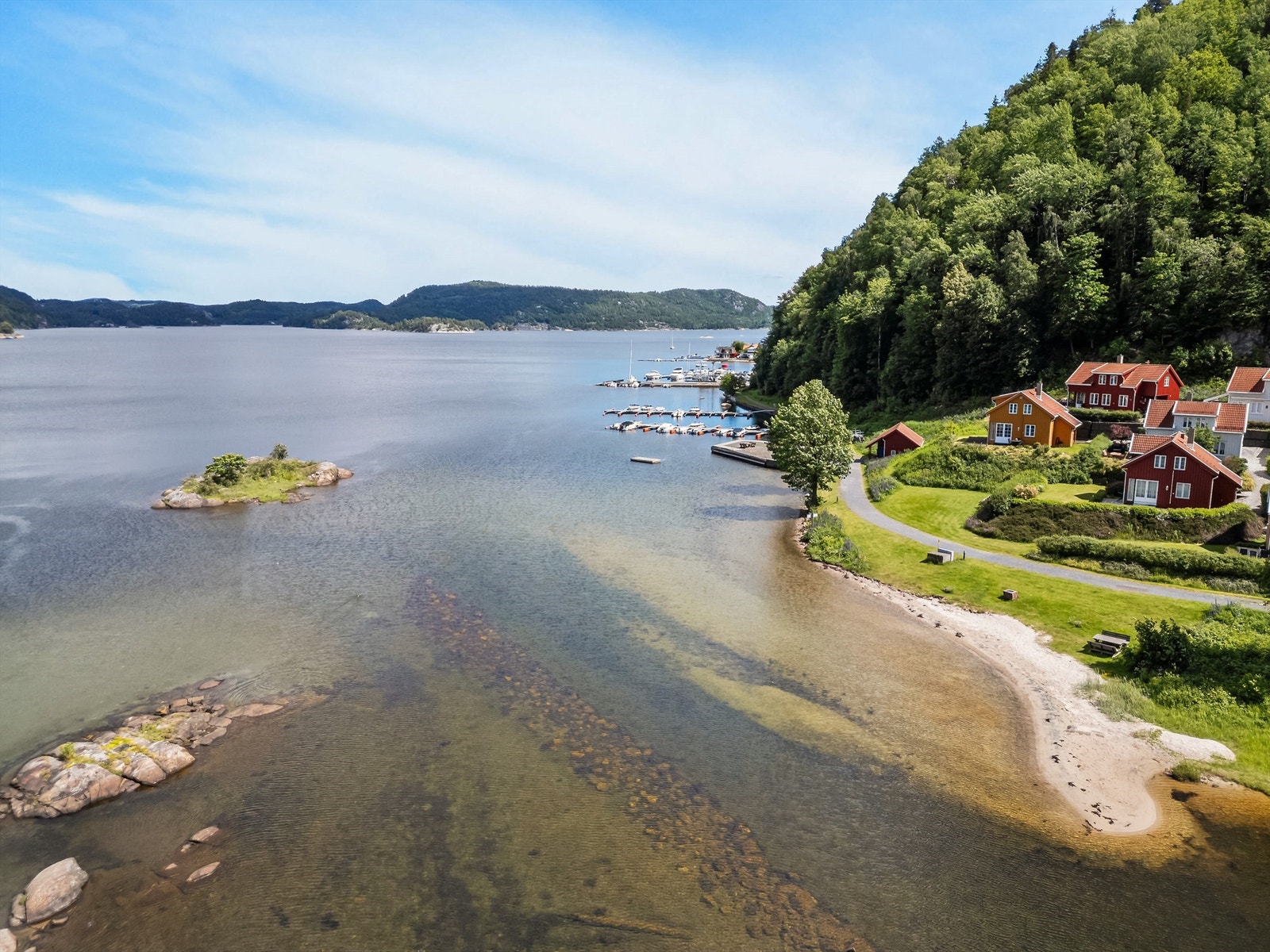 Sandstrand med felles båtbu til litt oppbevaring av utstyr pr. hytte - Det er både vannkran og strøm i felles båtbu Galleribilde