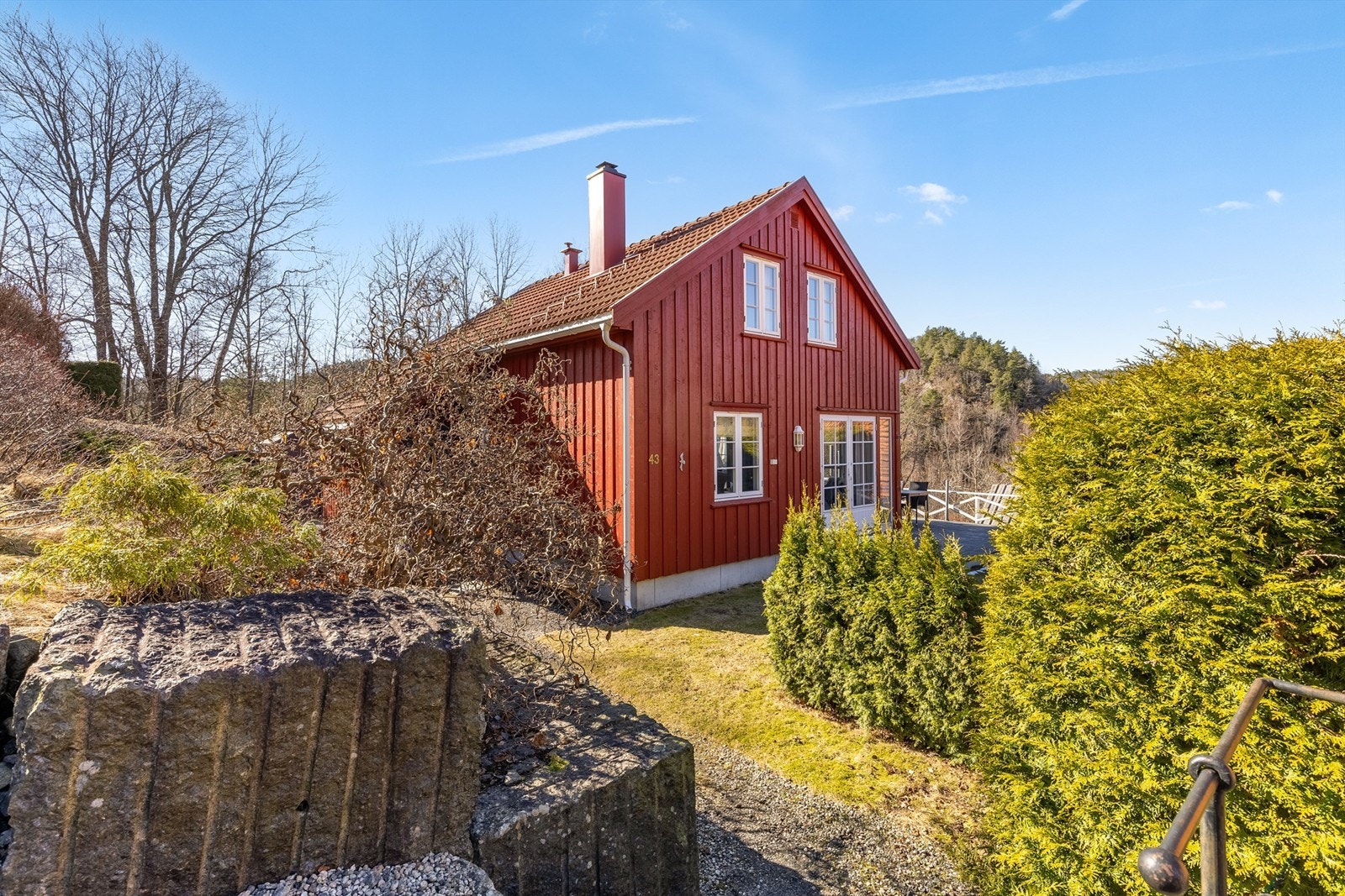 Koselig adkomst med smijernsrekkverk og sørlandsidyll på alle kanter! Galleribilde