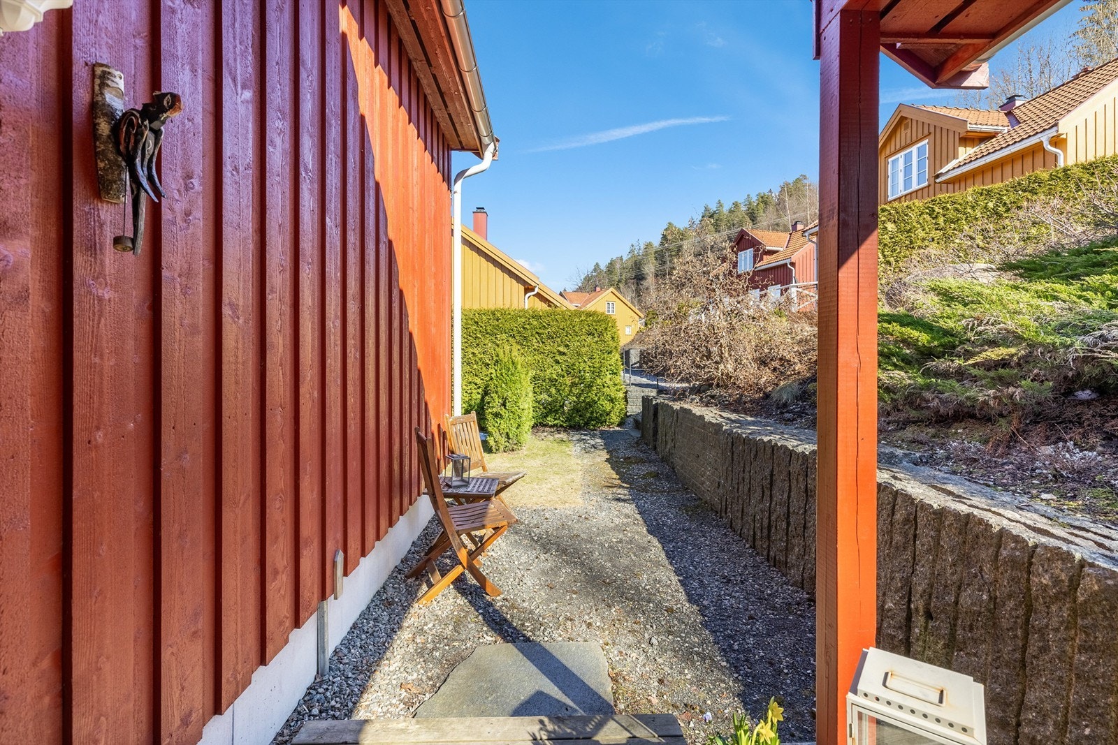 Det er nesten nøyaktig 30 meter fra inngangspartiet ut til kjøreveien Galleribilde