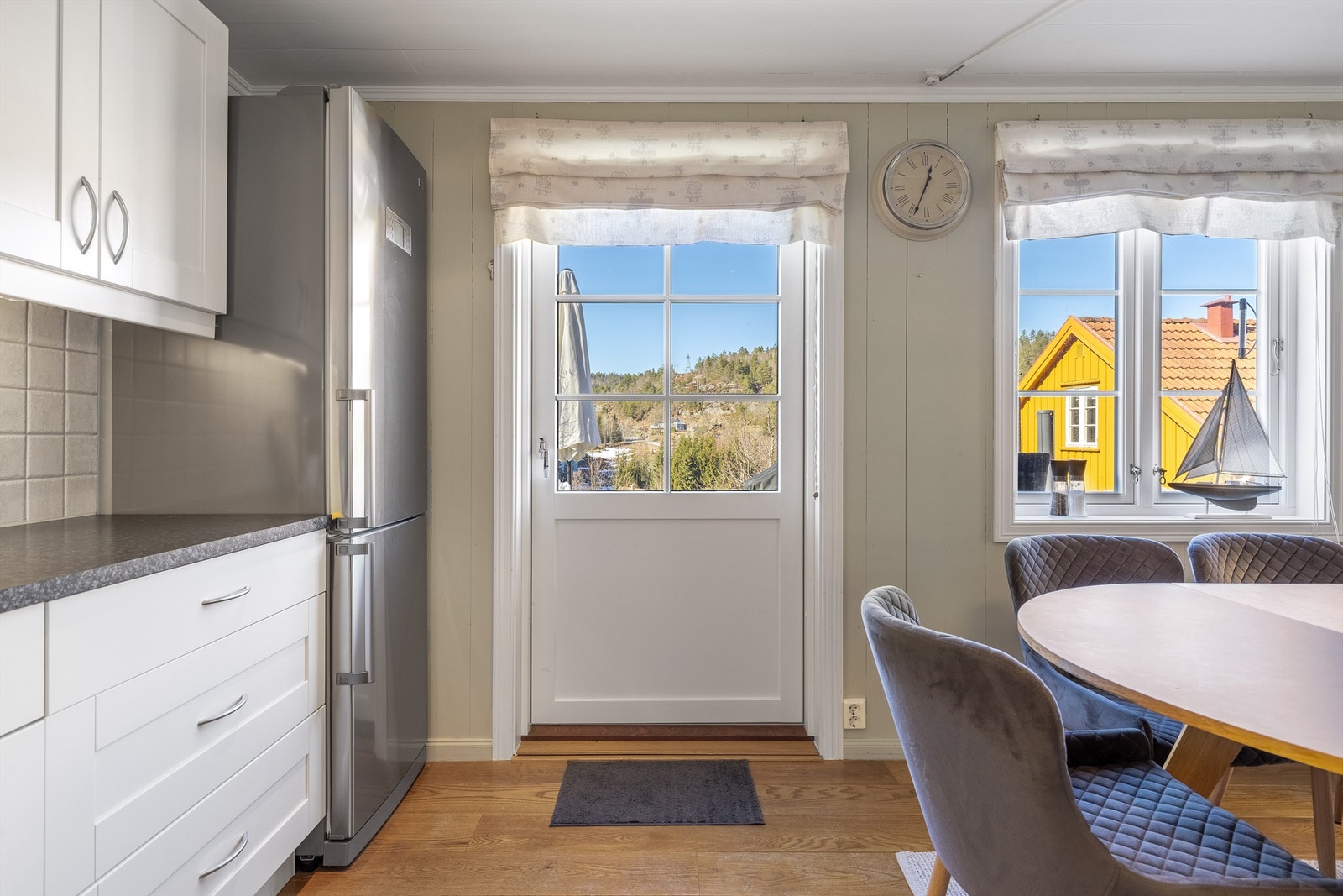 Ekstra utgang til solrik uteplass Galleribilde