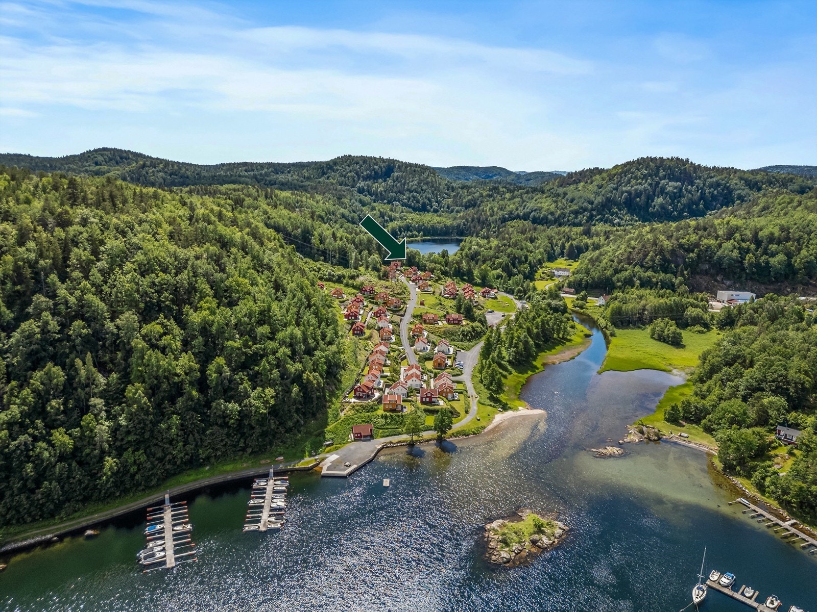 Ypperlig beliggenhet på endetomt - Få meter gangavstand til badestrand og tilhørende båtplass Galleribilde