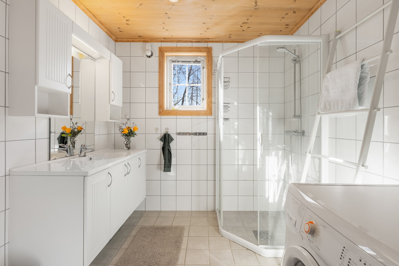 Bad/vaskerom i 1. etasje Galleribilde