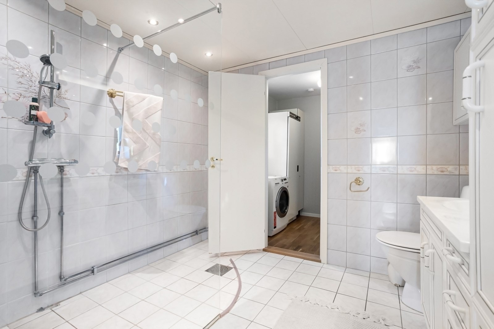 Romslig hovedbad. Galleribilde