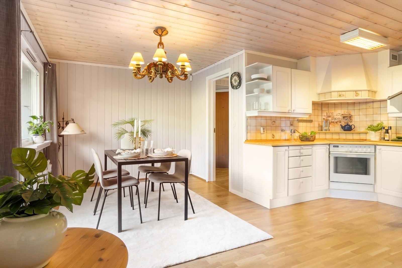 Leiligheten har et kjøkken som er innredet og designet med tanke på funksjonalitet og har godt med benk- og skapplass. Galleribilde