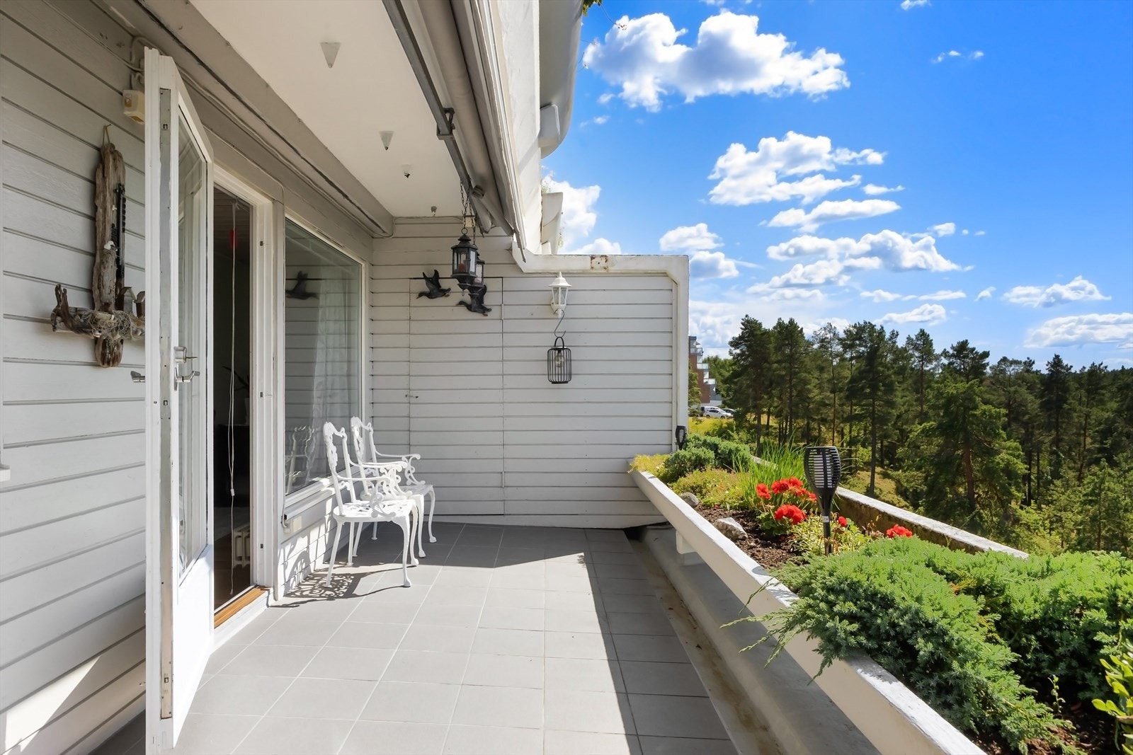 Fra stuen er det utgang til en av boligens 2 terrasser. Romslig terrasse på ca 12 kvm med en praktisk bod. Galleribilde