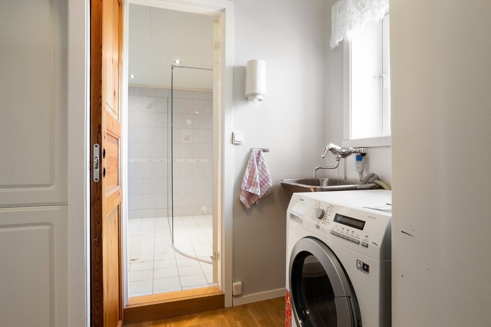 Svært praktisk vaskerom ved baderommet. Perfekt for deg som ønsker orden og system. Galleribilde