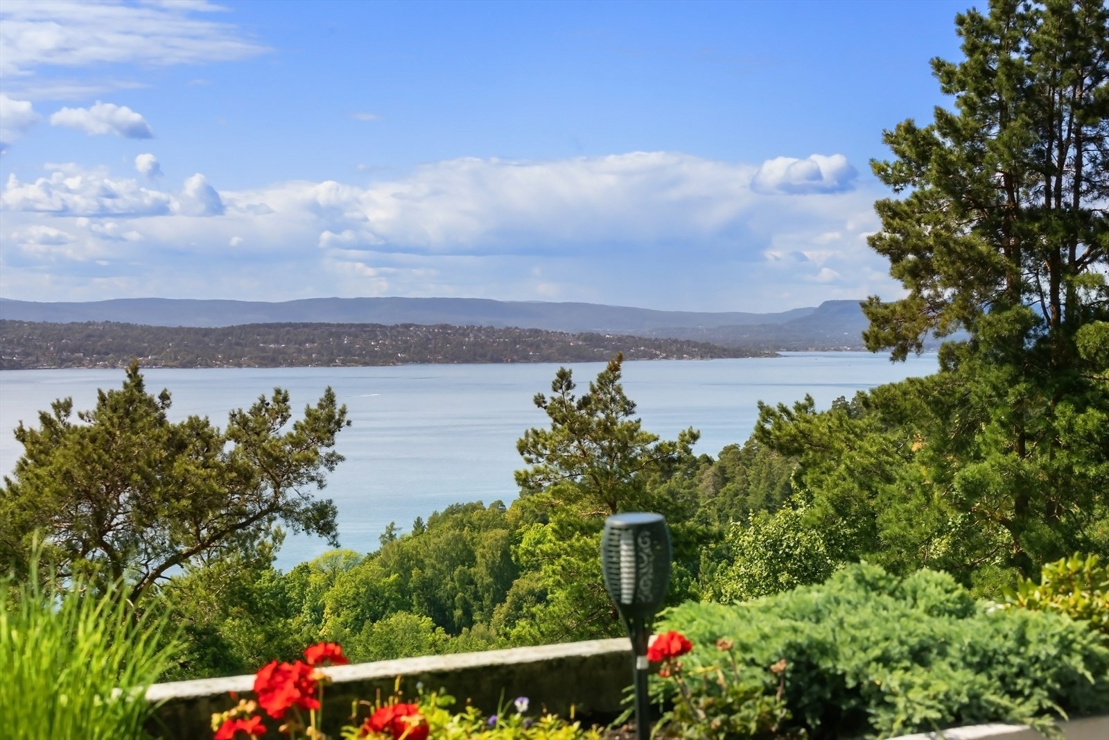 Upåklagelig utsikt fra boligen. Her kan du nyte mange sene sommerkvelder! Galleribilde