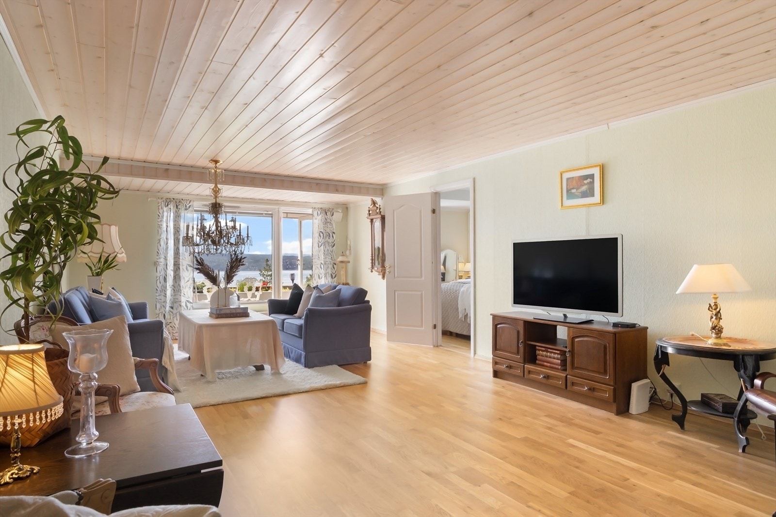 Godt med lysinnslipp som skaper en hyggelig atmosfære i leiligheten. Galleribilde