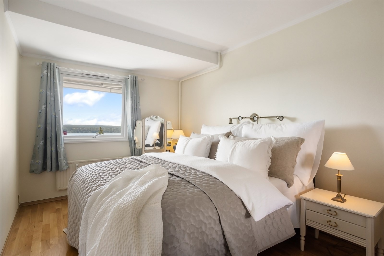 Hovedsoverom av god størrelse med god plass til dobbeltseng, nattbord, kommode e.l. Galleribilde