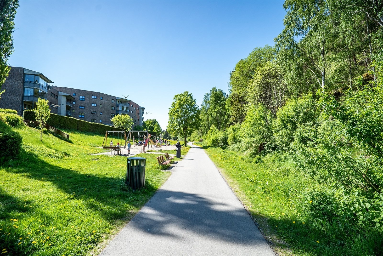 Området er meget landlig og Holmlia er kjent for sine fantastiske tur- og rekreasjonsmuligheter med nærhet til marka og sjøen kombinert med bymessig fasiliteter. Galleribilde