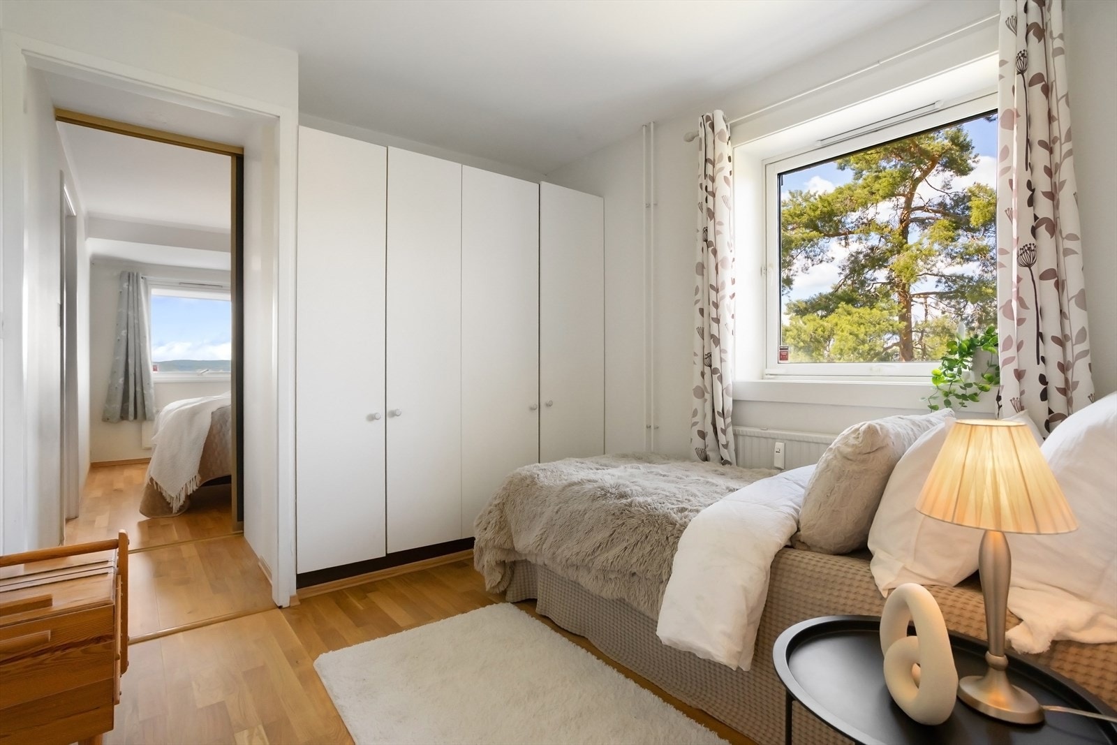 Videre fra hovedsoverommet er det adkomst til leilighetens andre soverom. Galleribilde