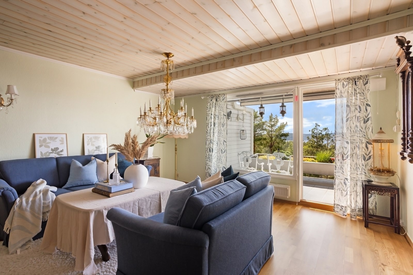 Rause vindusflater slipper inn rikelig med naturlig sollys og skaper et svært hyggelig oppholdsrom. Galleribilde