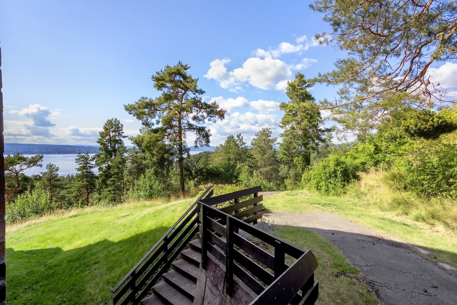 Nærhet til flere hyggelig bademuligheter, som Ingierstrand og Hvervenbukta. Galleribilde