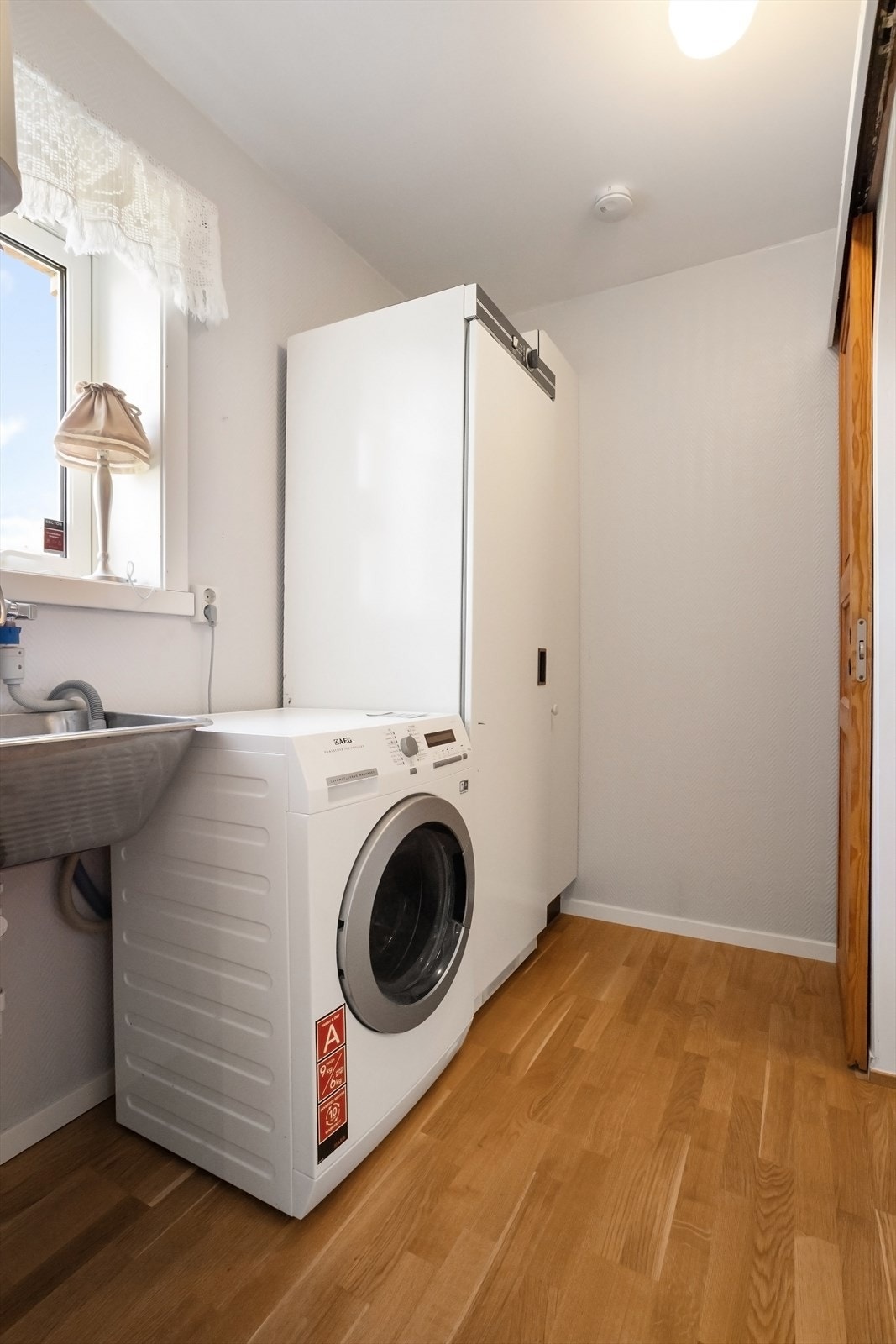 Skyllekum i rustfritt stål og og opplegg for vaskemaskin. Galleribilde