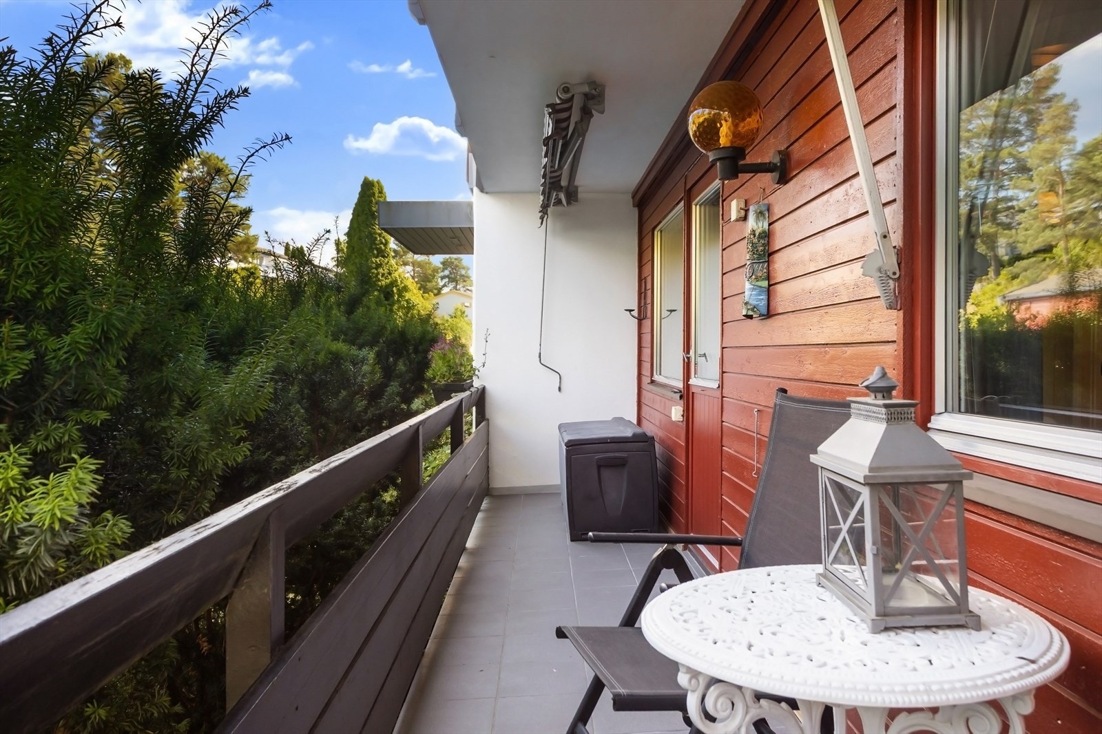 Terrassen er på ca 9 kvm og har god plass til utemøbler, grill o.l. Galleribilde