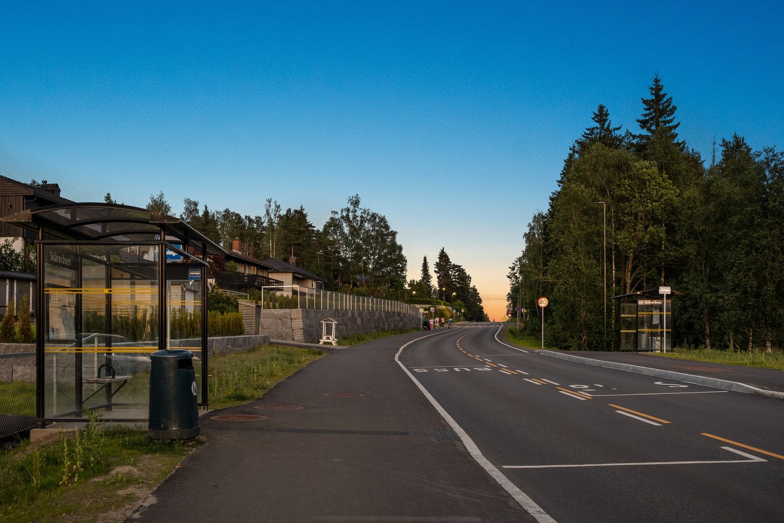 Bussholdeplassen rett ved tar deg til Triaden senter på 1 stopp og til Lørenskog bussterminal, se neste bilde Galleribilde