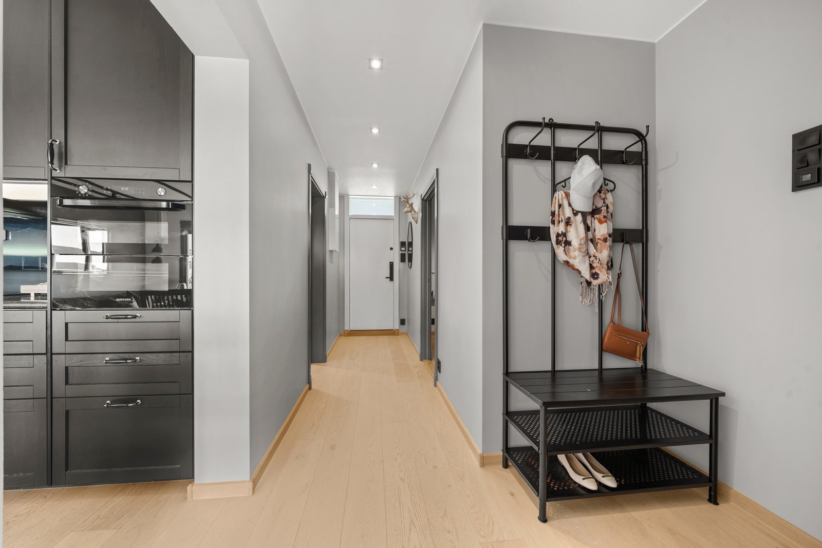Sitteplass til av og påkledning i gangen eller mer garderobeskap eller kommodeløsninger. Galleribilde