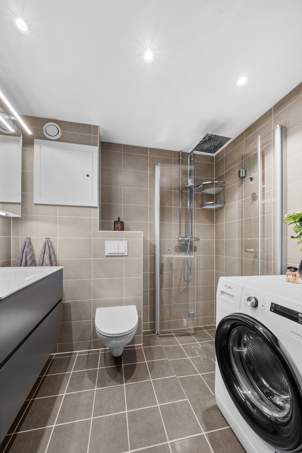 Badet ble totalrenovert i regi av borettslaget i 2019. Her har du gulvvarme, downlights og pent lunt flisvalg Galleribilde