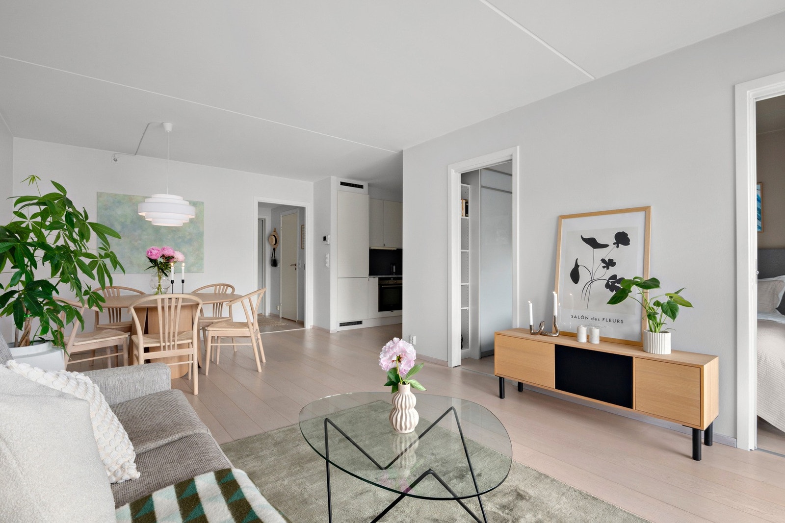 Stuen er romslig og har flere naturlige soner Galleribilde