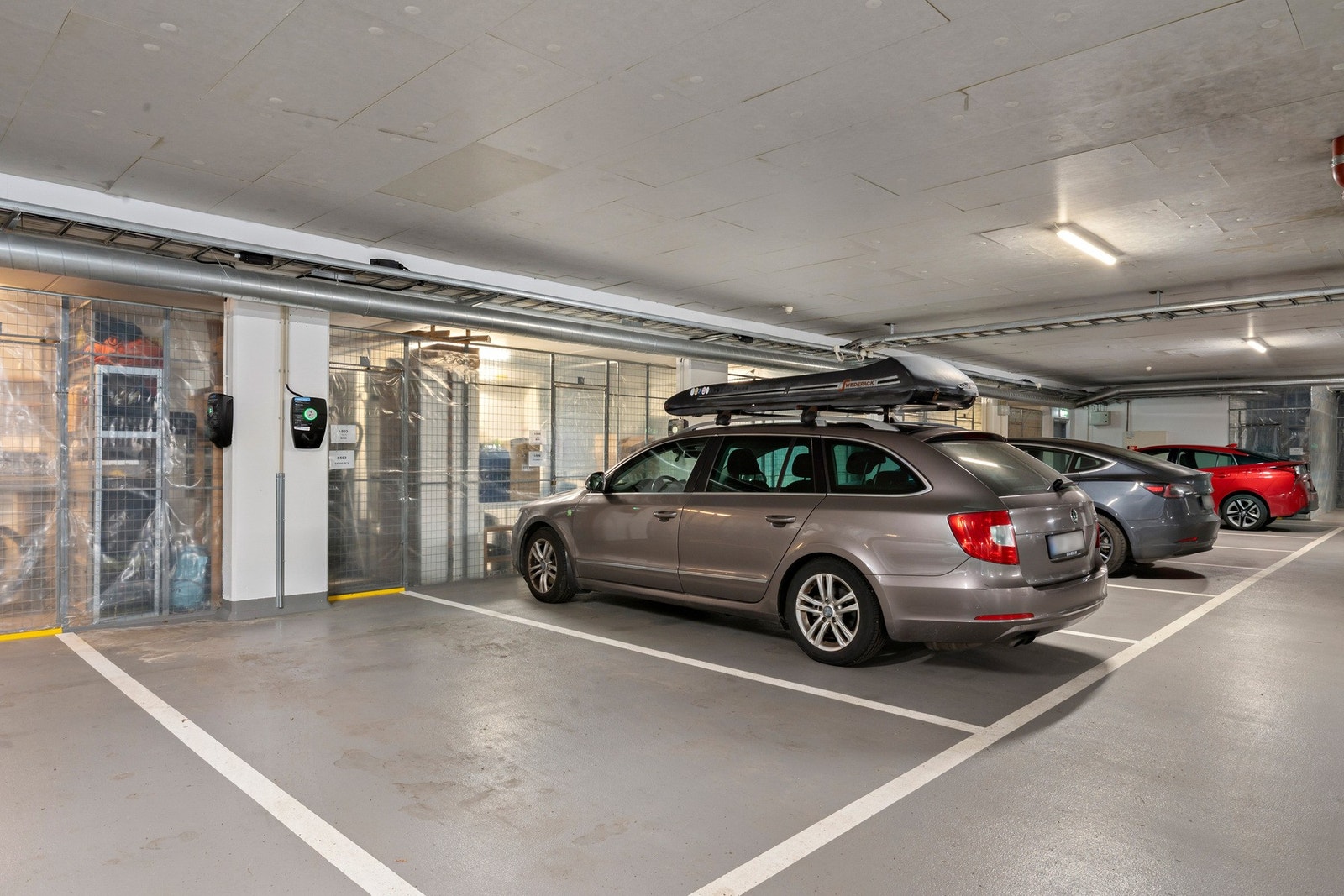 Garasjeplass i nyoppusset anlegg (2024) med elbillader og heisadkomst. Bod på 5 kvm i tilknytning til garasjeplass Galleribilde