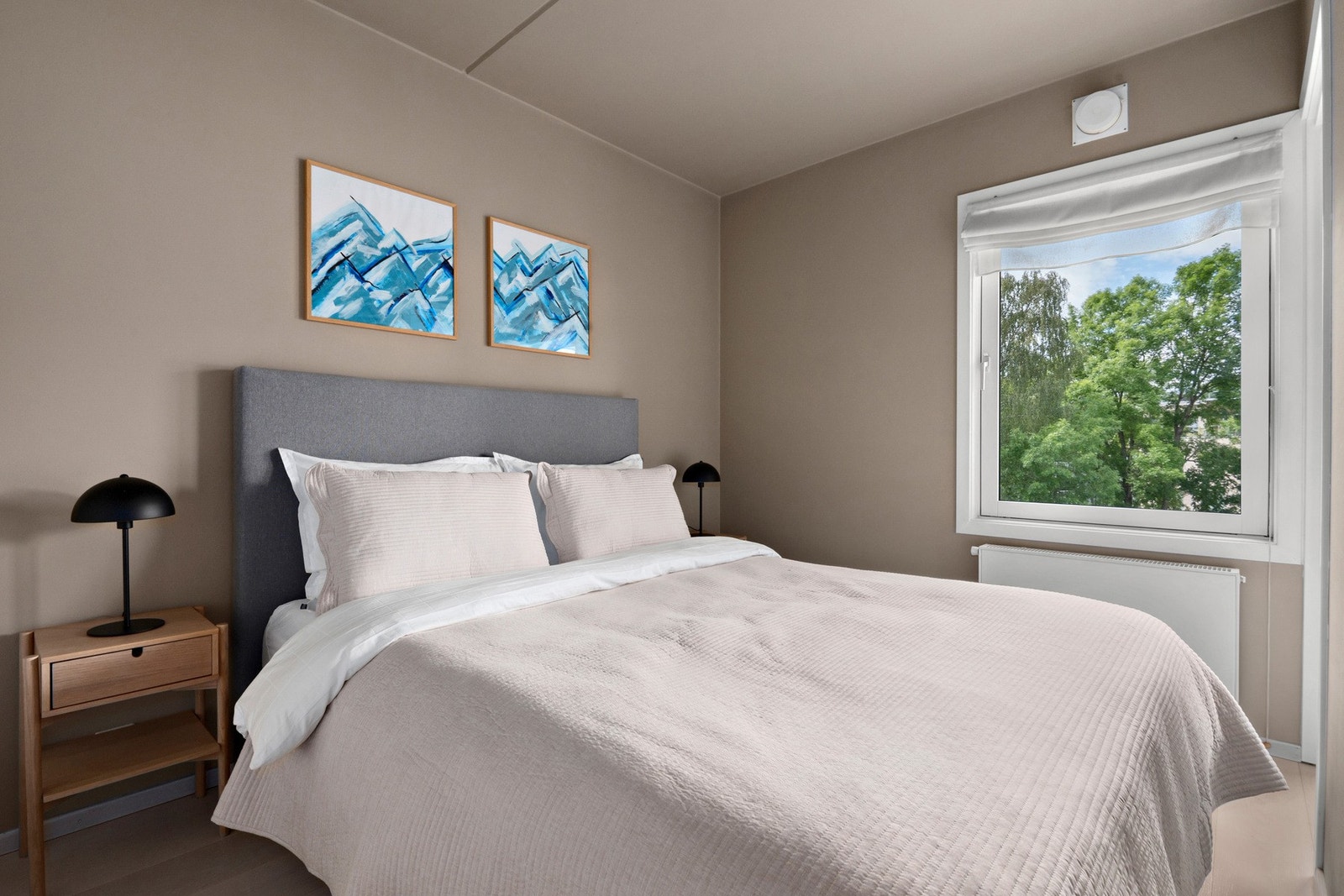 God plass til dobbeltseng og nattbord Galleribilde