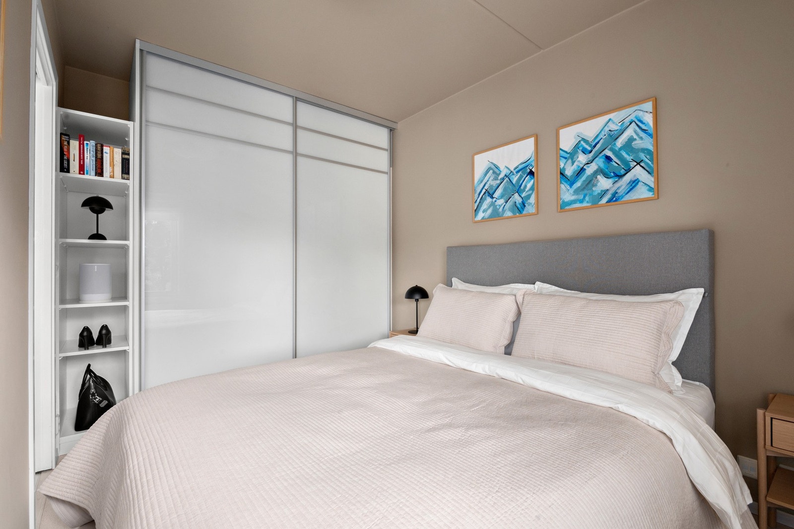 Soverommet har skyvedørsgarderobe Galleribilde