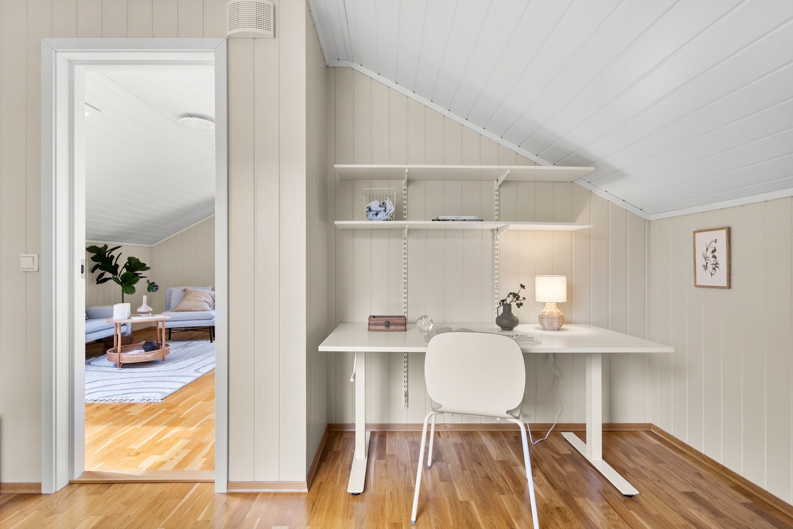 Her er det fint tilrettelagt for både lekser og gaming - alt etter barnets interesser og behov. Galleribilde