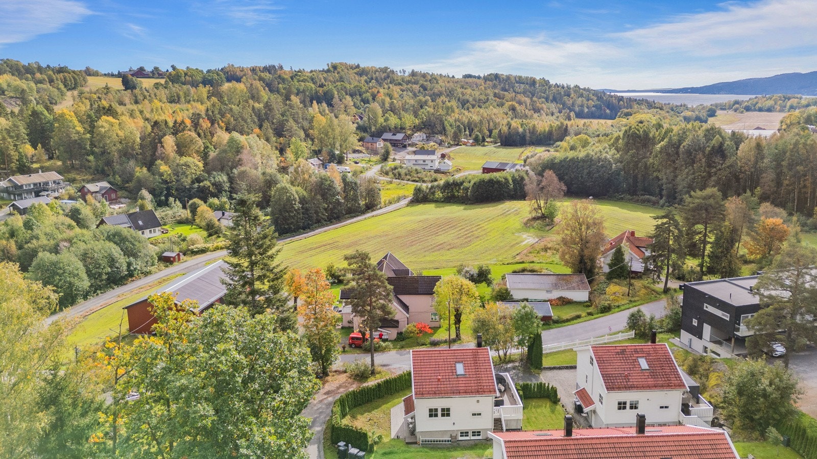 Eiendommen ligger i landlige omgivelser, samtidig et steinkast unna Sogsti skole. Galleribilde