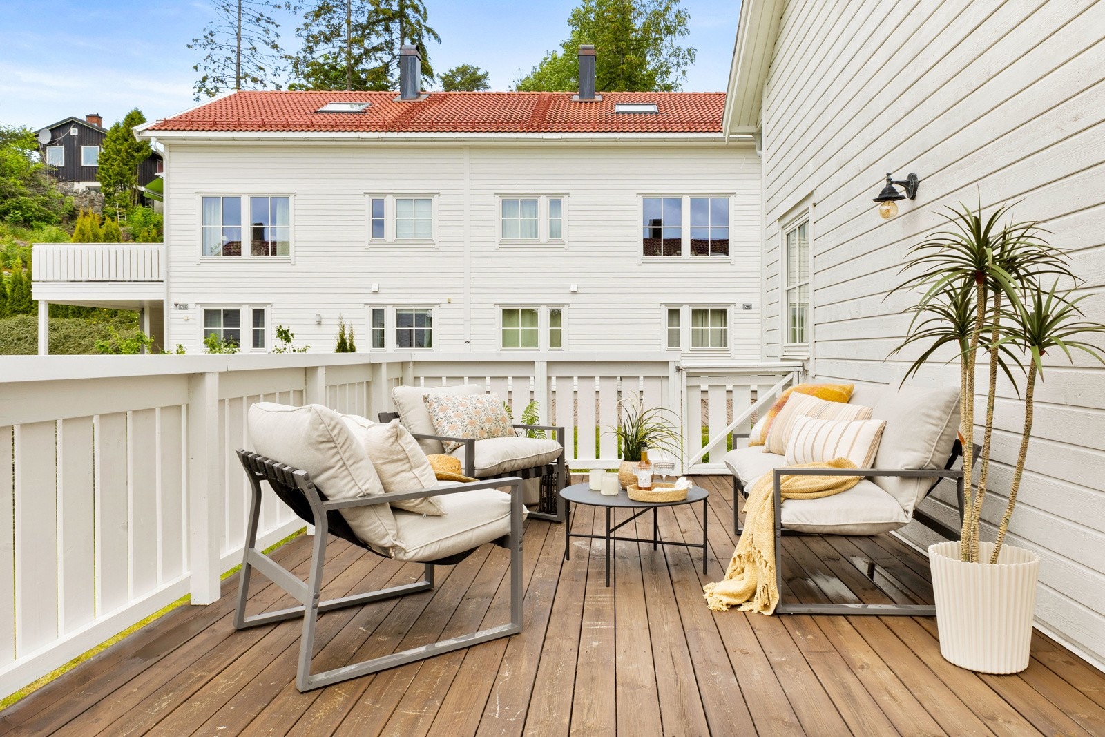 Boligen byr på opparbeidede uteplasser i flere soner. Fra stua er det utgang til vestvendt terrasse på ca 16 kvm med trapp ned til hagedelen. Galleribilde