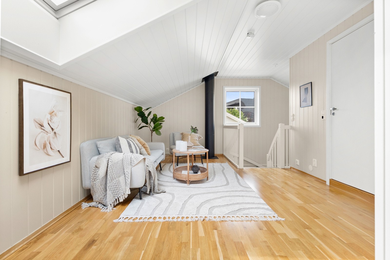 Boligens loftsetasje passer perfekt for ungdommen/barna. Galleribilde