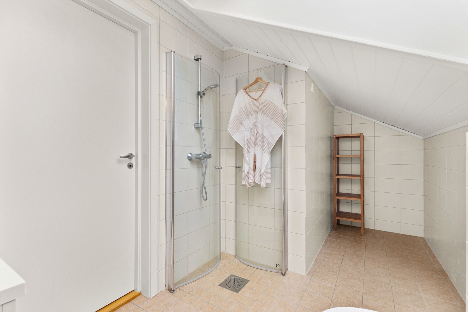 Rommet har innredning med nedfelt servant, veggmontert toalett og dusjvegger/hjørne. Galleribilde