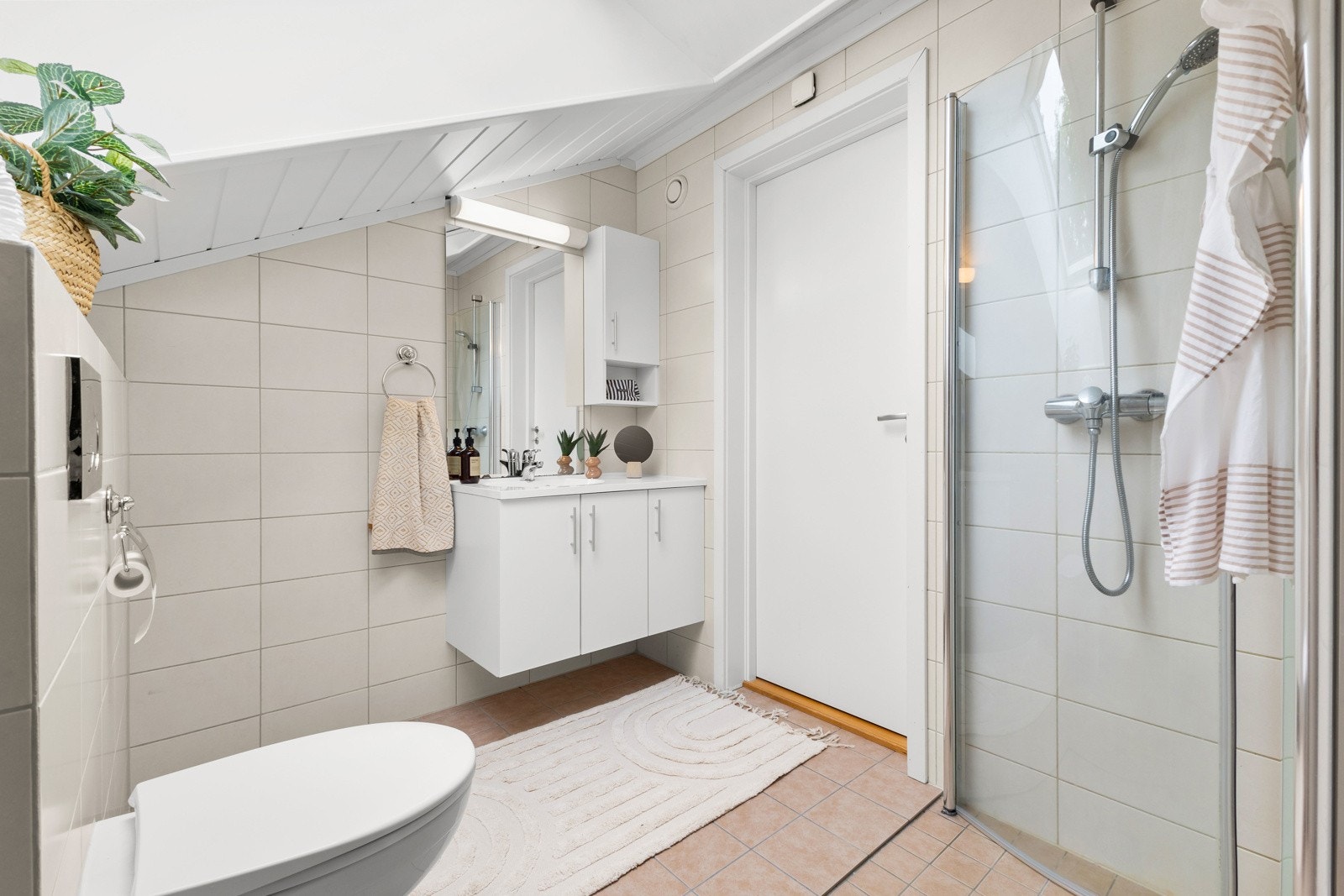 Badet er utført med fliser på vegger og på gulv med elektriske varmekabler. Galleribilde