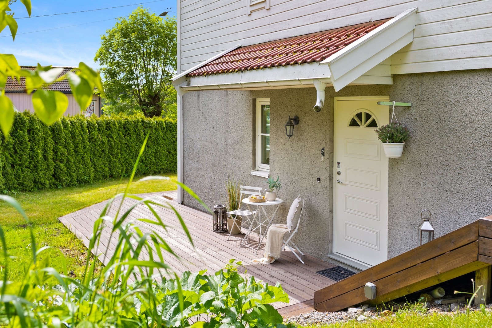 Boligens inngangsparti - mulighet for å etablere en større platting på plenen - perfekt for å skape en innbydende uteplass med ekstra sitteplasser og utemiljø. Galleribilde