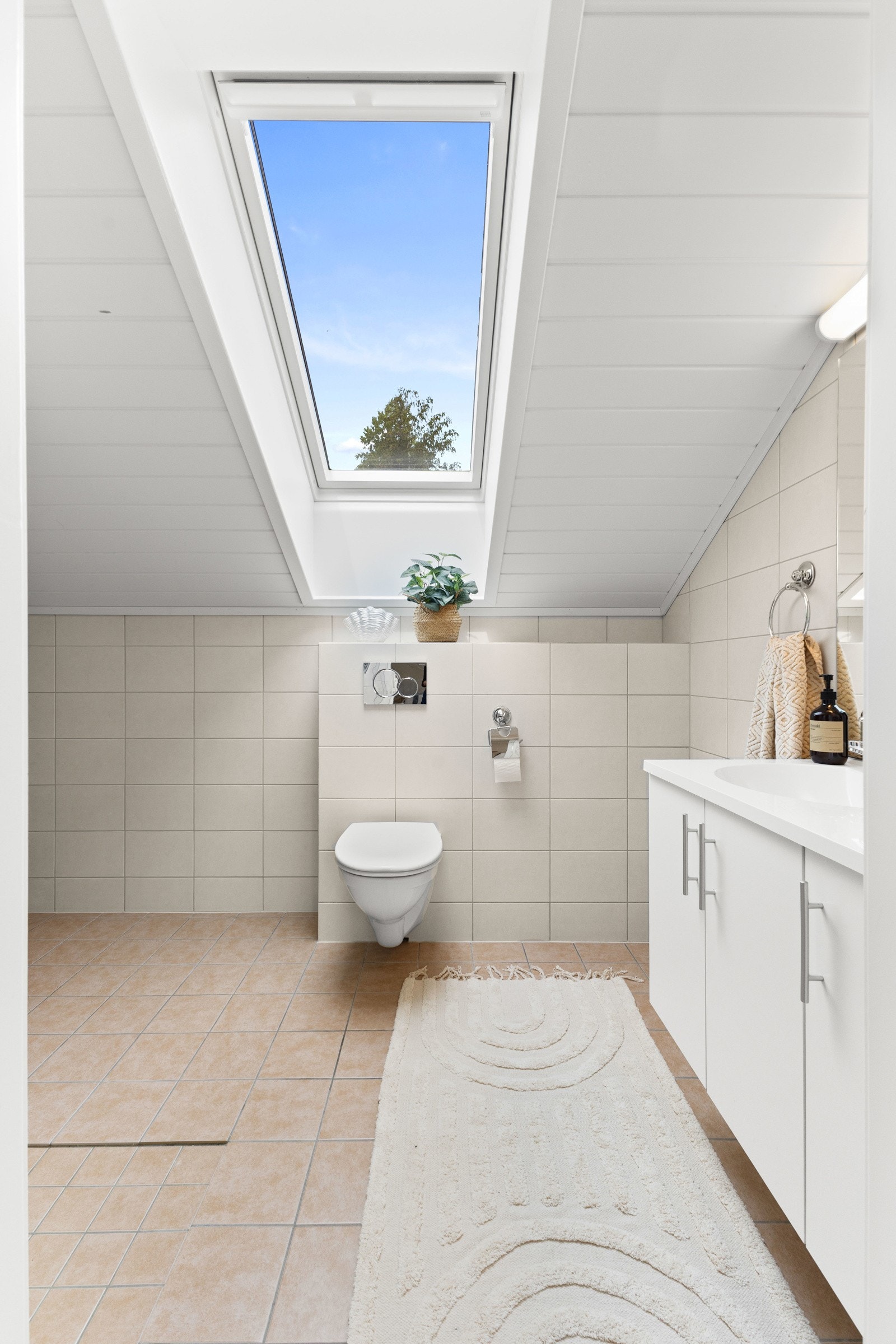 Det er 2 bad i huset. Ét i 3 etg, og ét i 1 etg. Galleribilde