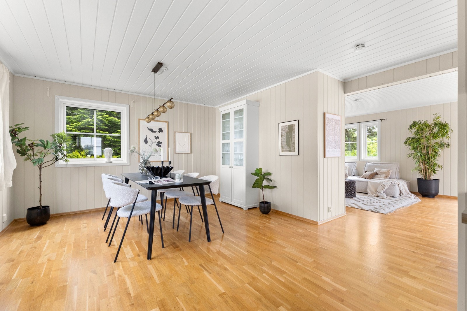 Det er også god plass til vitrineskap, skjenk eller andre møbler - noe som gir både praktiske oppbevaringsmuligheter og mulighet for personlig innredning. Galleribilde