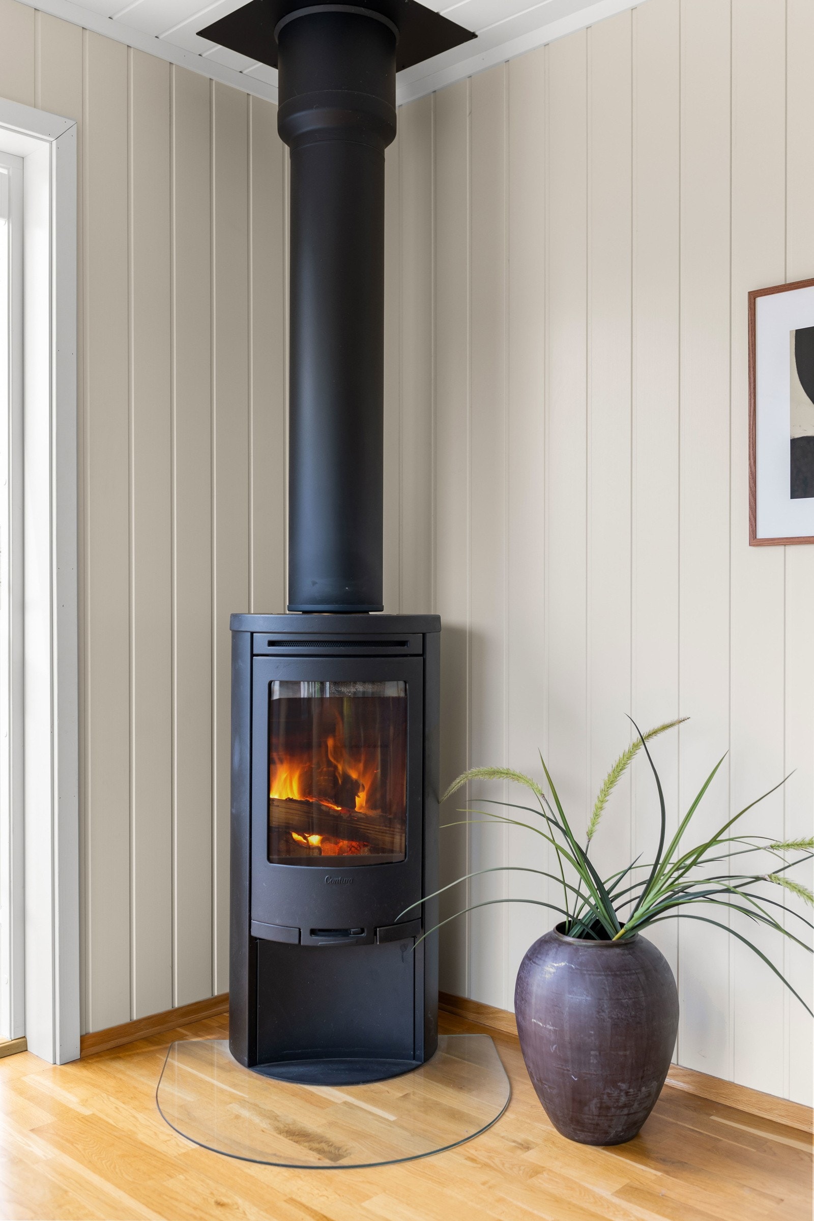 En pen vedovn som avgir god varme på ellers kalde vinterdager. Galleribilde