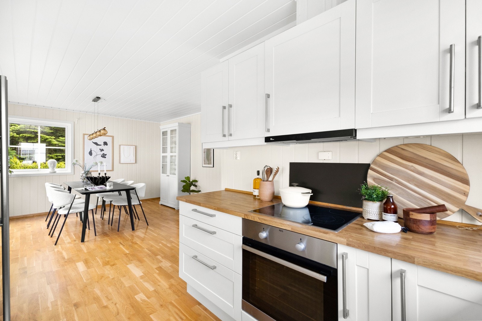 Det er integrert stekeovn og koketopp. Galleribilde