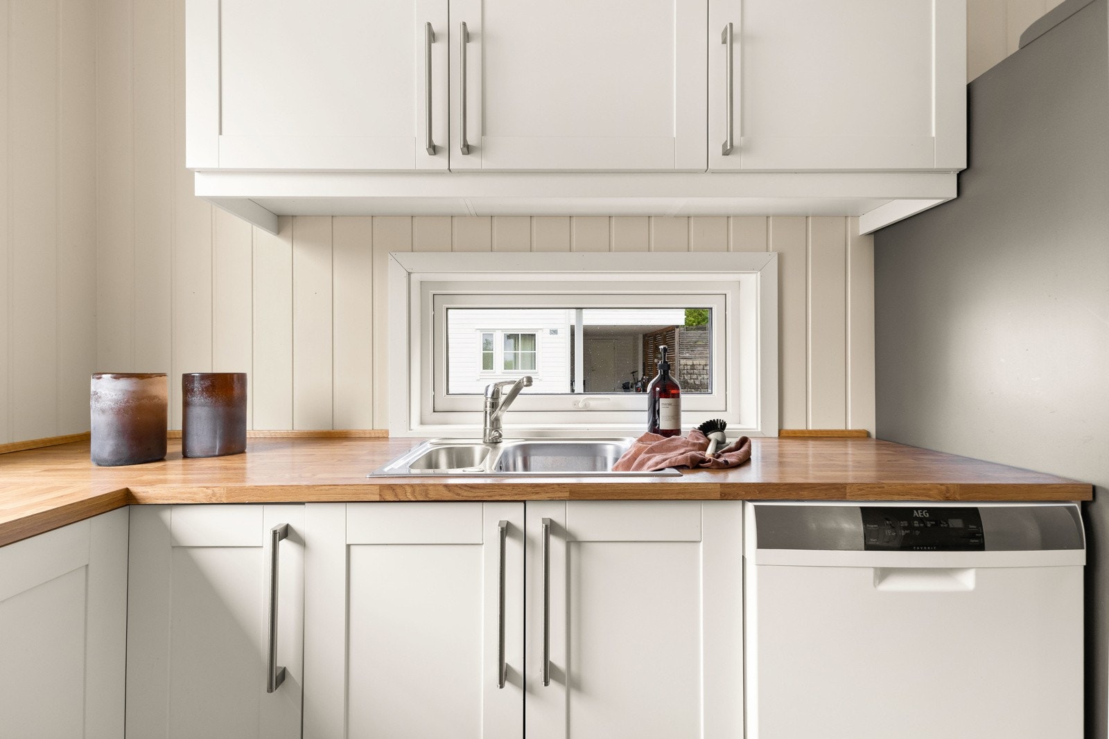 Det er godt med skap og benkeplass. Galleribilde